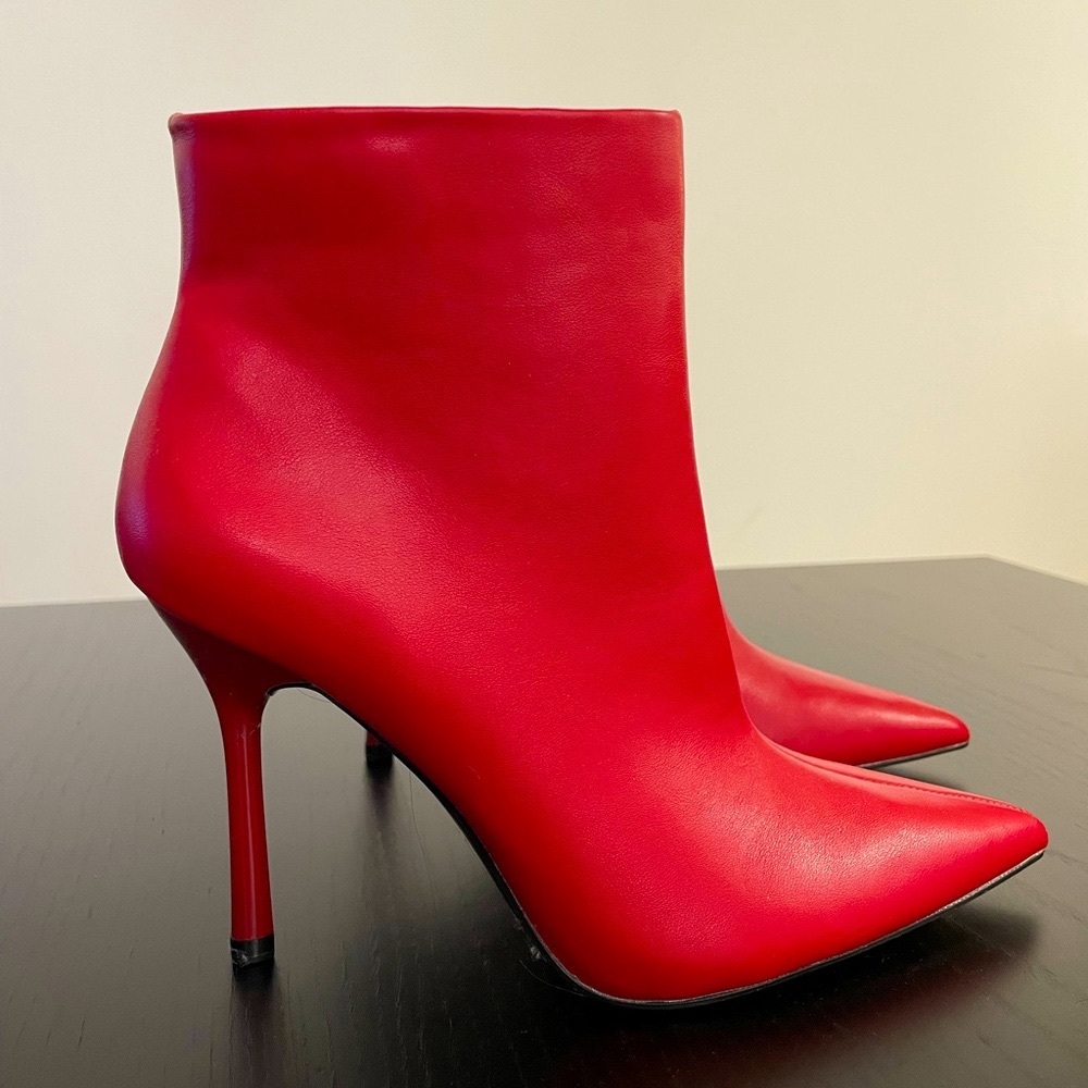 🎄👠Zara - Red Ankle Boots. Never worn. Size 6.